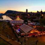 Imagen nocturna de la carpa del Circo Raluy instalada en el Port Vell de Barcelona