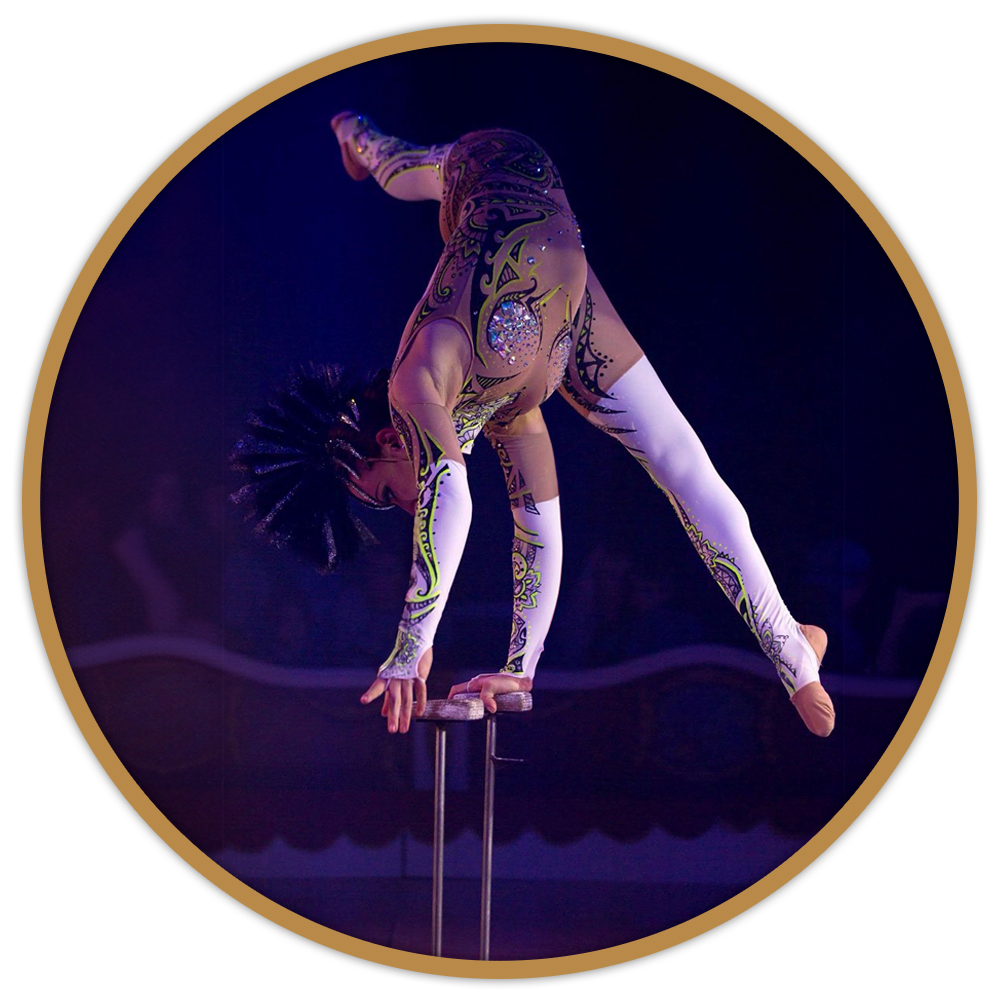 Alexandra Saabel en su numero de equilibrios en el Circo Raluy