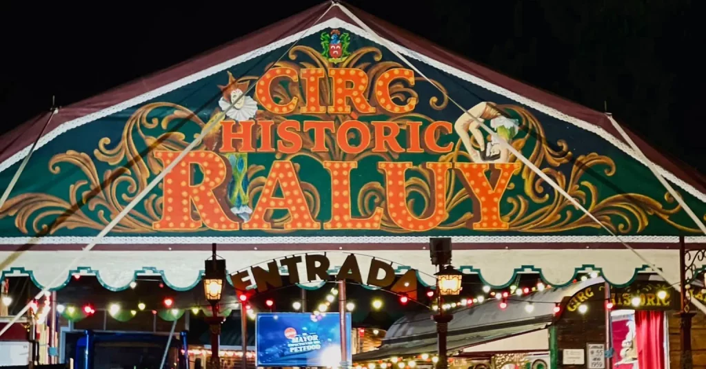 Apellido Raluy. Entrada al Circo Raluy