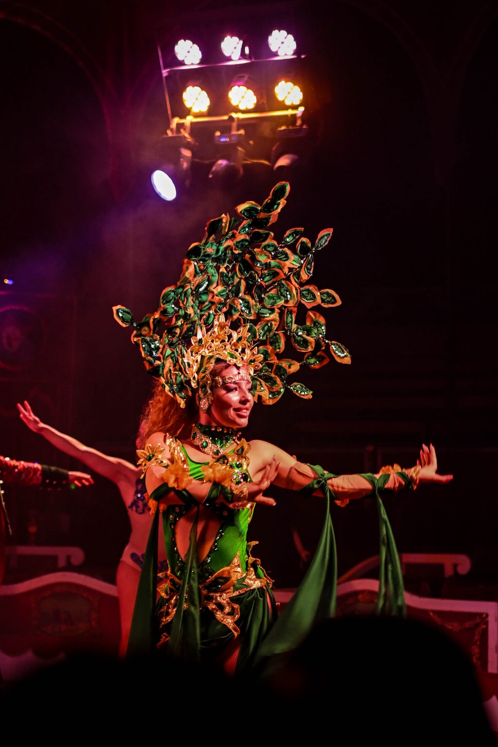 Bailarina en la pista del circo raluy historico