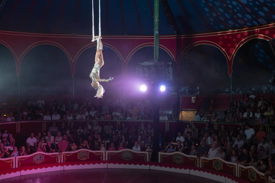 Circ Raluy a Olot. Interior de l'envelat durant un nombre d'acrobàcia.