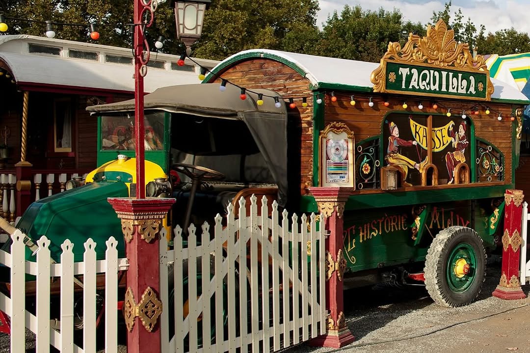 Circ Raluy a Olot. Carro vintage Taquilla