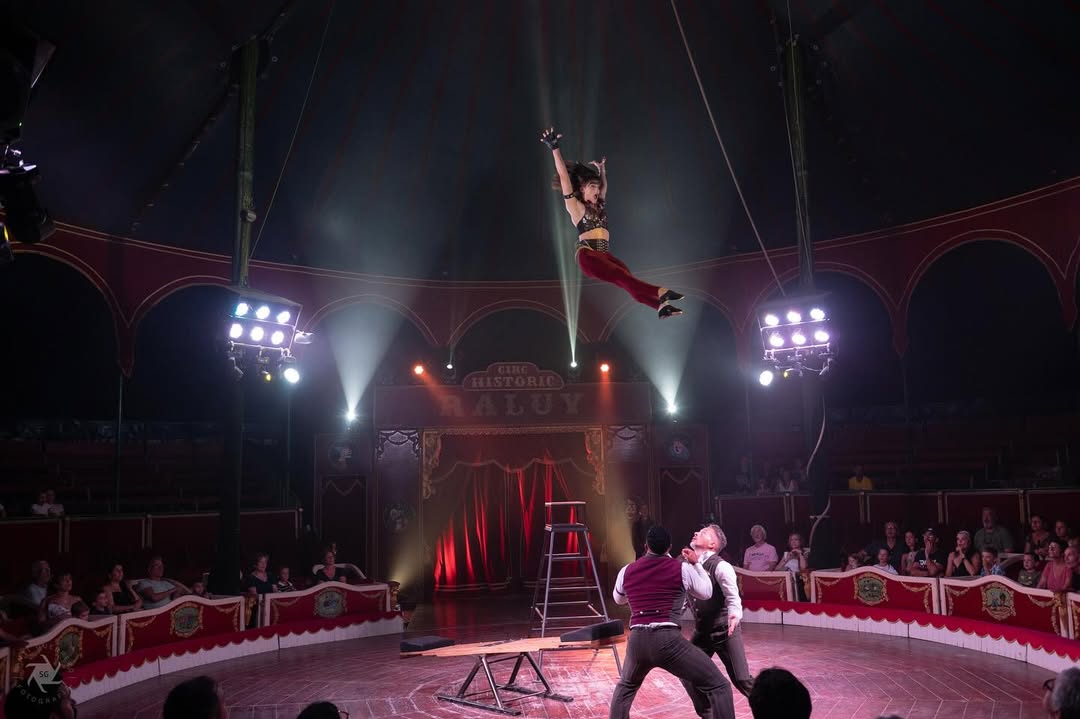 Circo Raluy en Olot Circo Raluy en Olot. Trio Bokafi en plena actuación