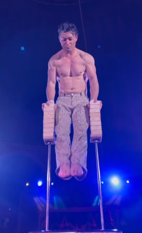 Omar Marton con su número de equilibrio en el Circo Raluy.