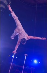 Omar Marton con su número de equilibrio en el Circo Raluy.