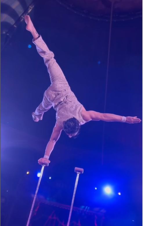 Omar Marton con su número de equilibrio en el Circo Raluy.