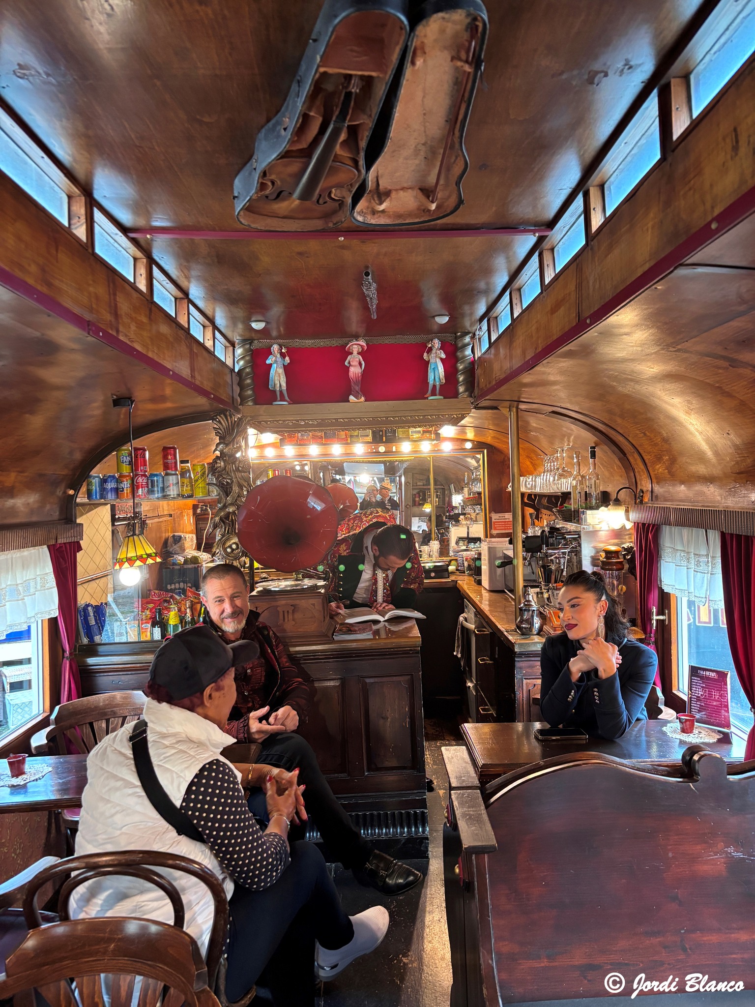 Carromato Cafetería del Circo Raluy: 100 años de historia. Interior del Carromato