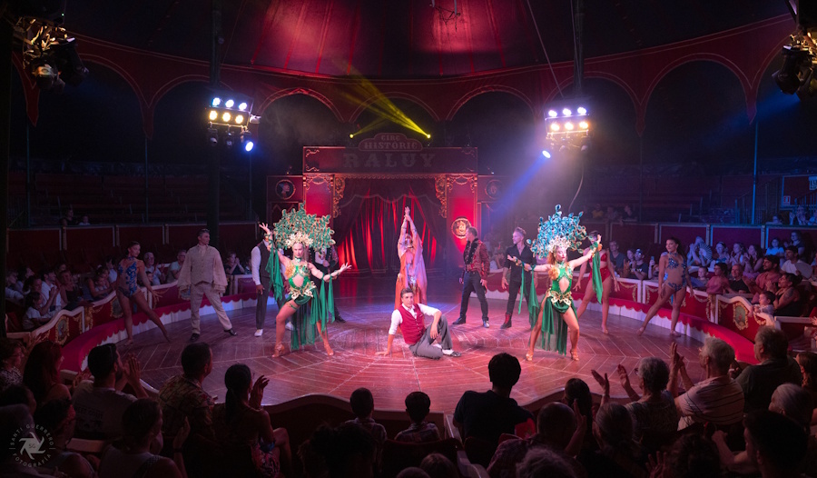 Circo Raluy en Lleida con el espectáculo Terra. Los artistas del Raluy saludando en la pista del circo.