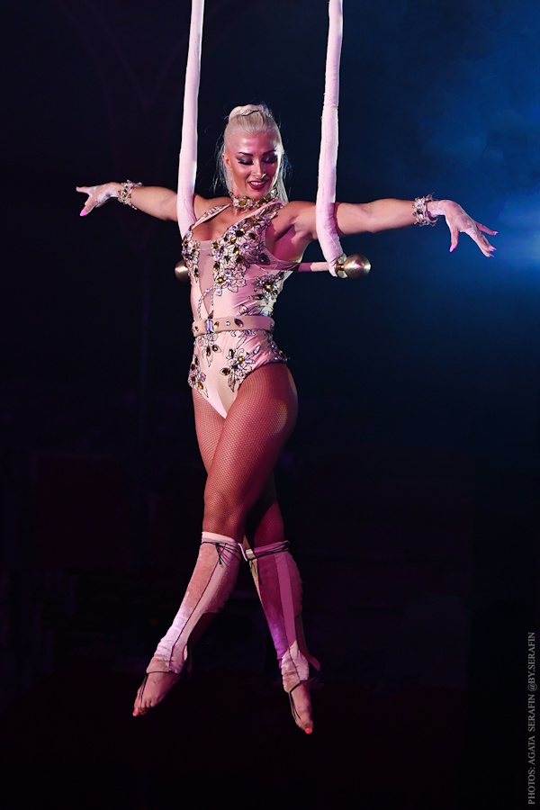 Circo Raluy en Lleida con el espectáculo Terra. Número de trapecio de Caroline Niemen