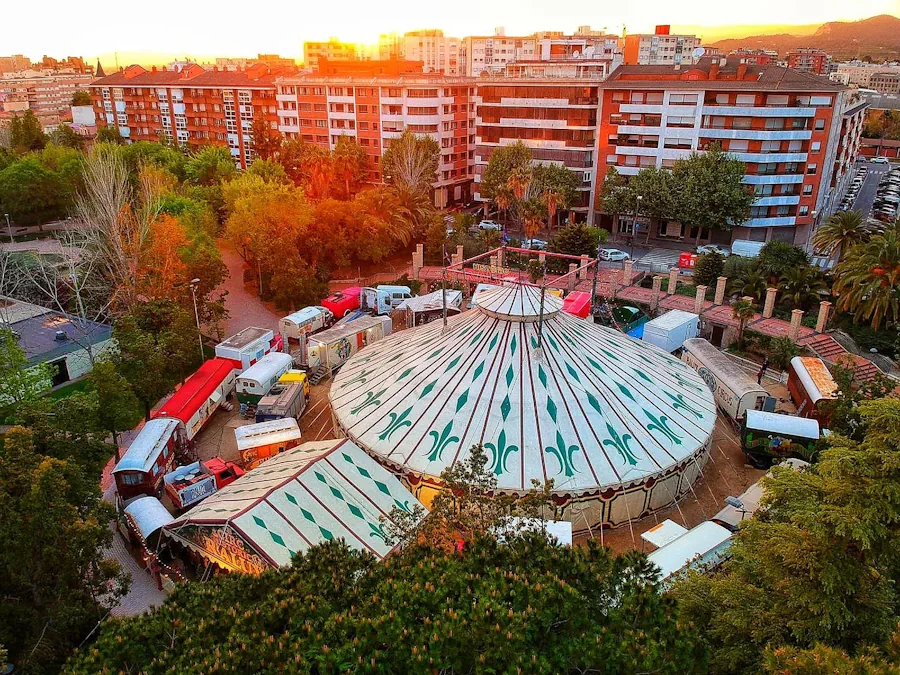 Circo Raluy en Reus 2021 atardecer. Vista cenital de la carpa