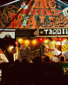 Circo Raluy. Espectáculo TERRA en Vilanova y la Geltrú. Carromato taquilla del circo