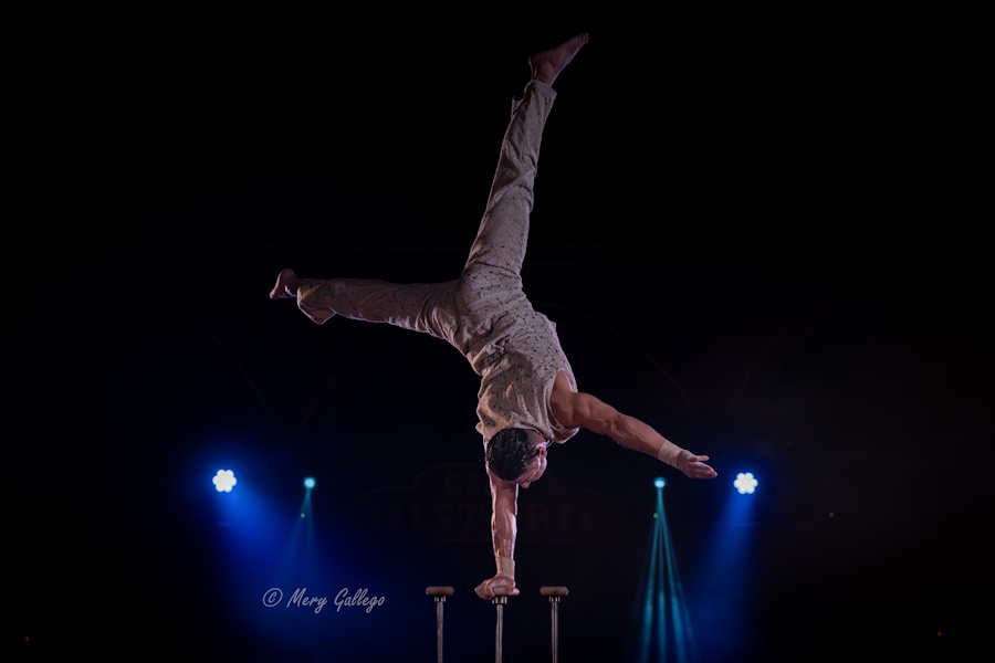 Circo en igualada. Omar Marton con su número de acrobacia.