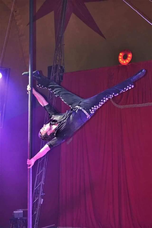 Circo en Navidad 2025 Barcelona Aljosha Coatti,forma parte del espectáculo Terra del Circo Raluy Histórico. Circo en Navidad 2025 Barcelona