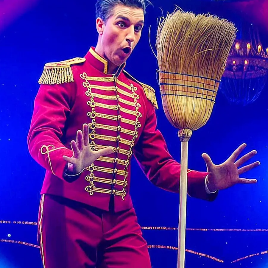 Circo en Roses. Sandro Roque en un momento de su número