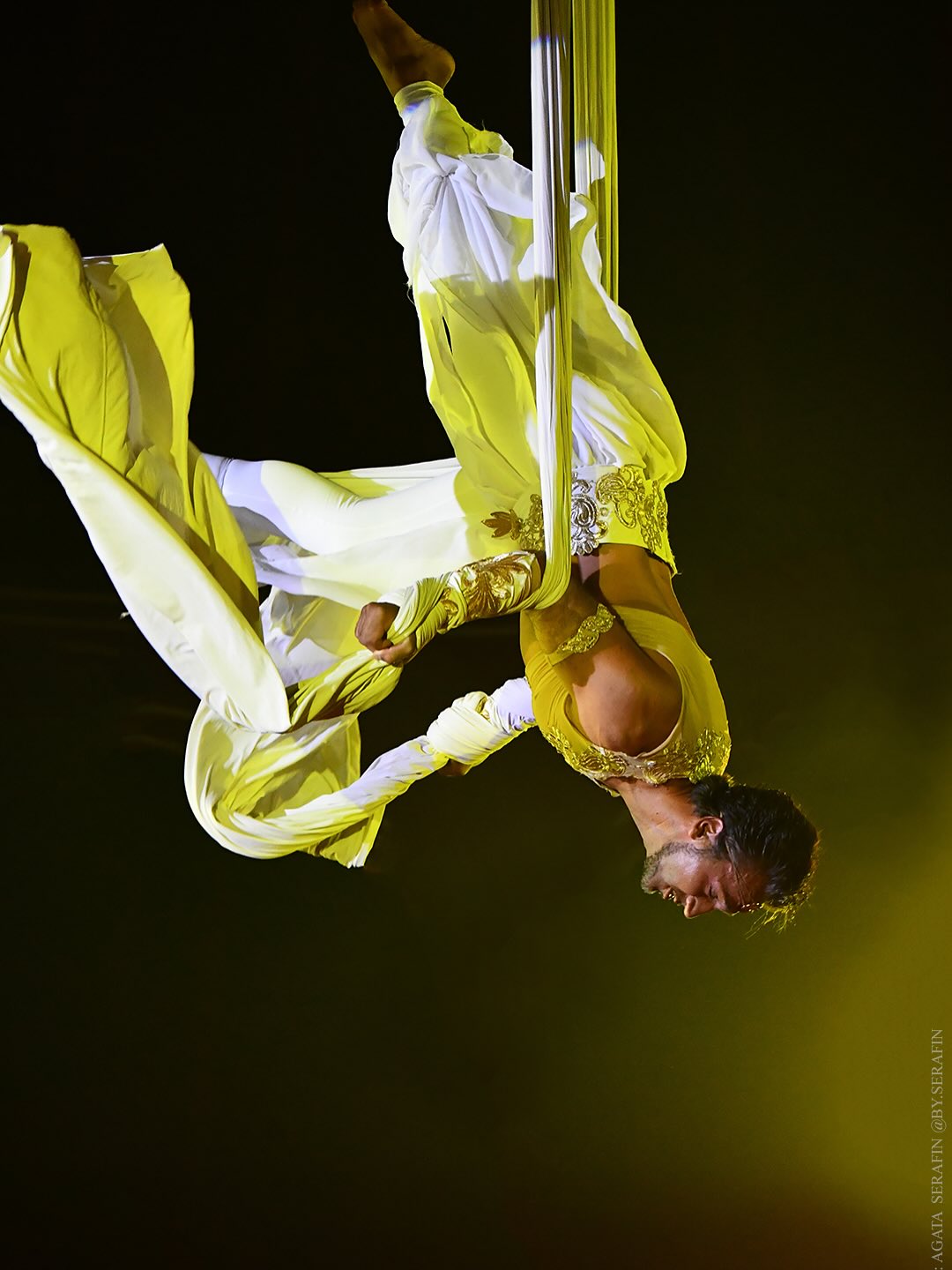 Circo en Sabadell Aljosha Coatti en su número de telas del espectáculo Terra. Circo en Sabadell