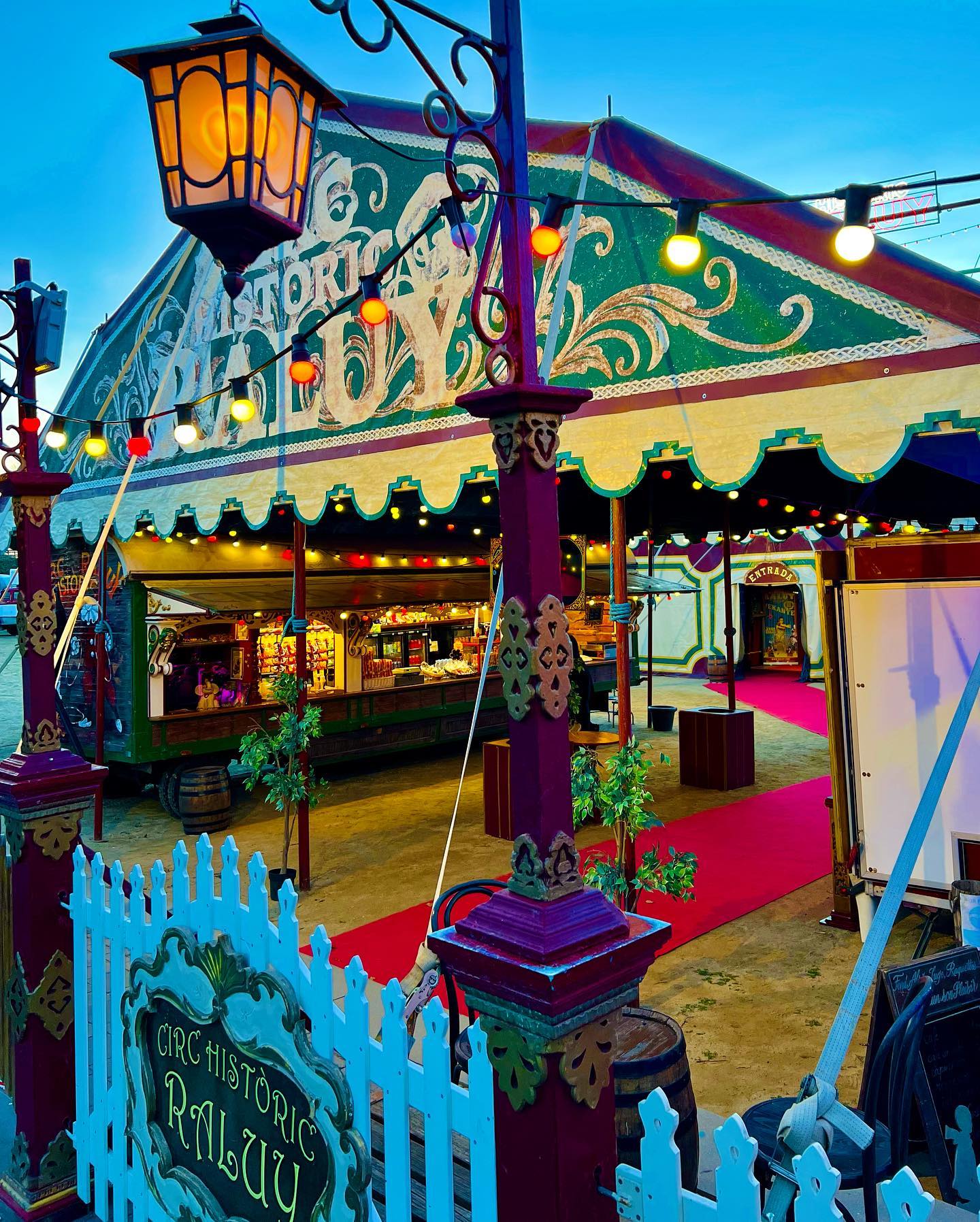 Circo en Tarragona. Imagen de los exteriores del Circo Raluy.
