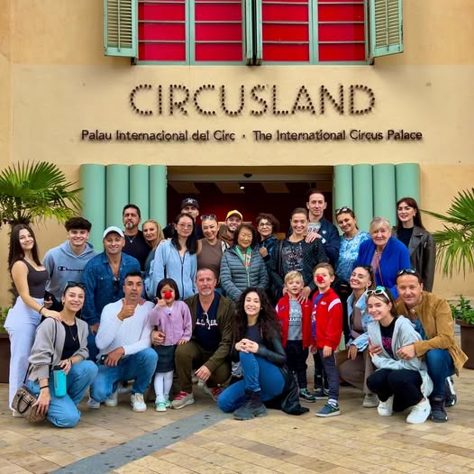 Circusland. Visita de los miembros Circo Raluy. Los artistas circenses en la puerta de Circusland.