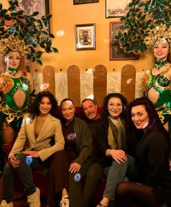 El Raluy en el London Bar 03. Miembros de la familia Raluy y 2 de las artistas del espectáculo Terra