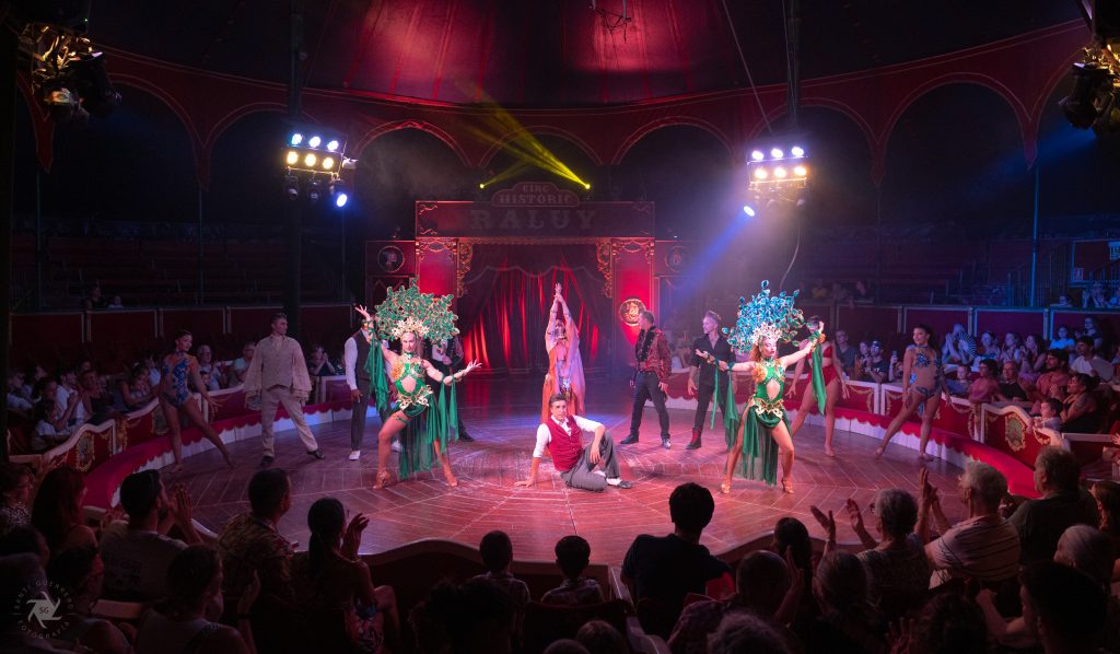 Artistas en la pista del circo raluy histórico