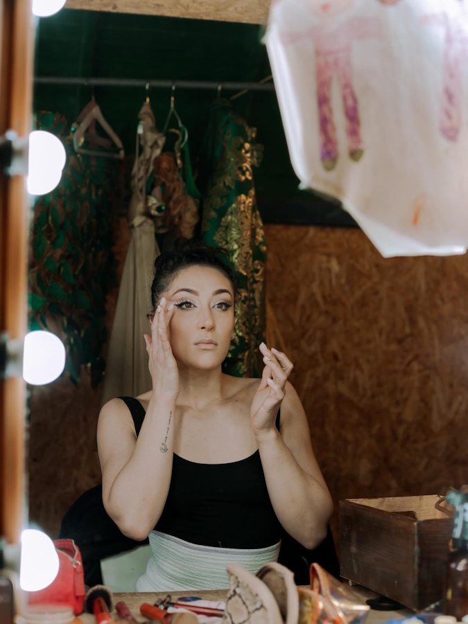 Maquillaje de circo. Kimberley Raluy maquillándose delante del espejo.