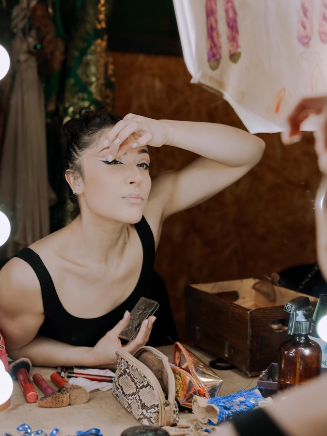 Maquillaje de circo. Kimberley Raluy maquillándose antes de la actuación