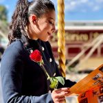 Kimberley Raluy con una rosa en el día de Sant Jordi