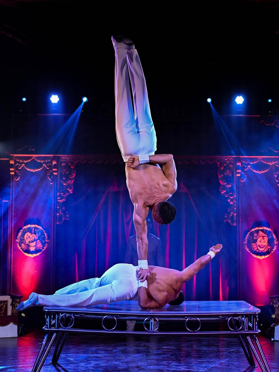 Puente de la Constitución. Espectáculo Terra. Número de equilibrio en parejas