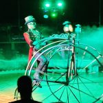 Jimmy Saylon actuando con su máquina del tiempo