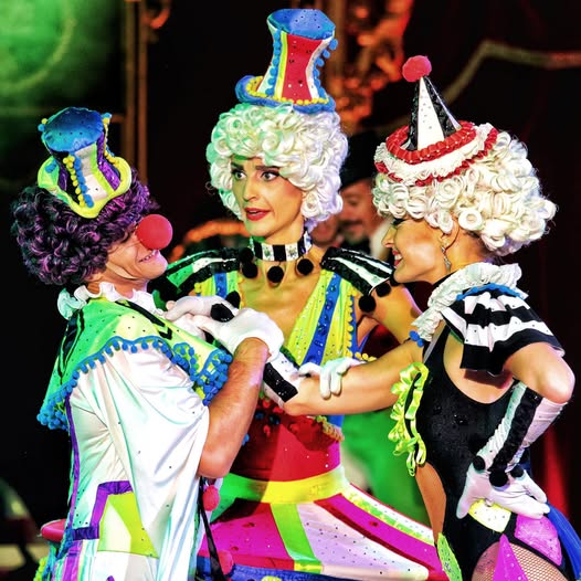 Vekante. Artistas en el espectáculo del Circo Raluy. Trajes diseñados por Rosa Raluy.