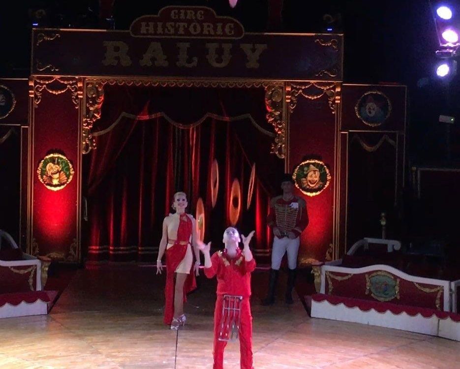 Willy Colombaioni, malabarista italiano, hizo historia con 12 aros en directo y actuó en el Circo Raluy en 2020