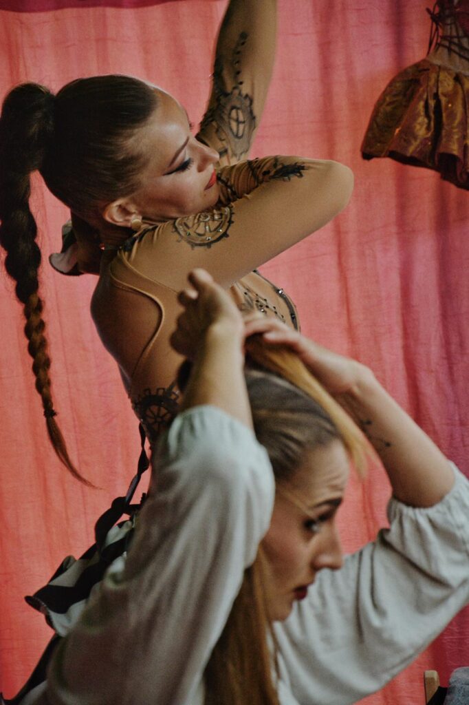 Septiembre en Torroella y Figueres. Artistas del circo preparándose para salir.