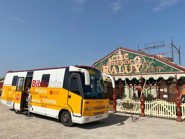 El Bibliobús visita el Circo Raluy Histórico