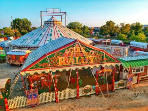 Carpa del Circo Raluy Histórico al atardecer, el circo del verano cerca de Palamós