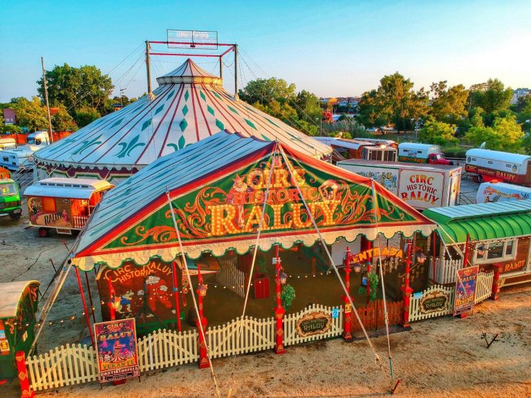 Carpa del Circo Raluy Histórico al atardecer, el circo del verano cerca de Palamós