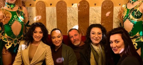 El Raluy en el London Bar 03. Miembros de la familia Raluy y 2 de las artistas del espectáculo Terra