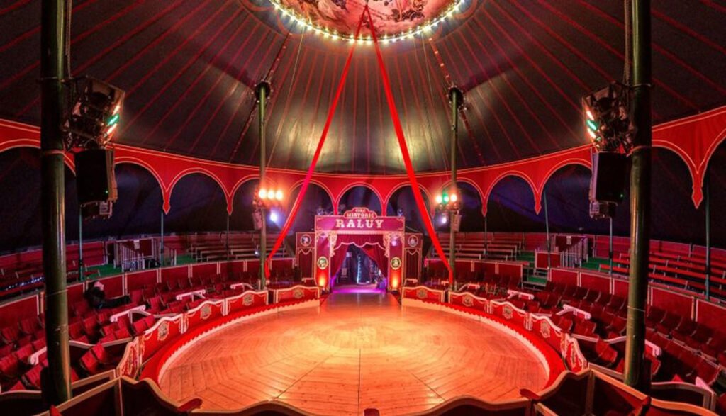 Circo en Sant Cugat con Vekante. Interior de la carpa del Circo Raluy.